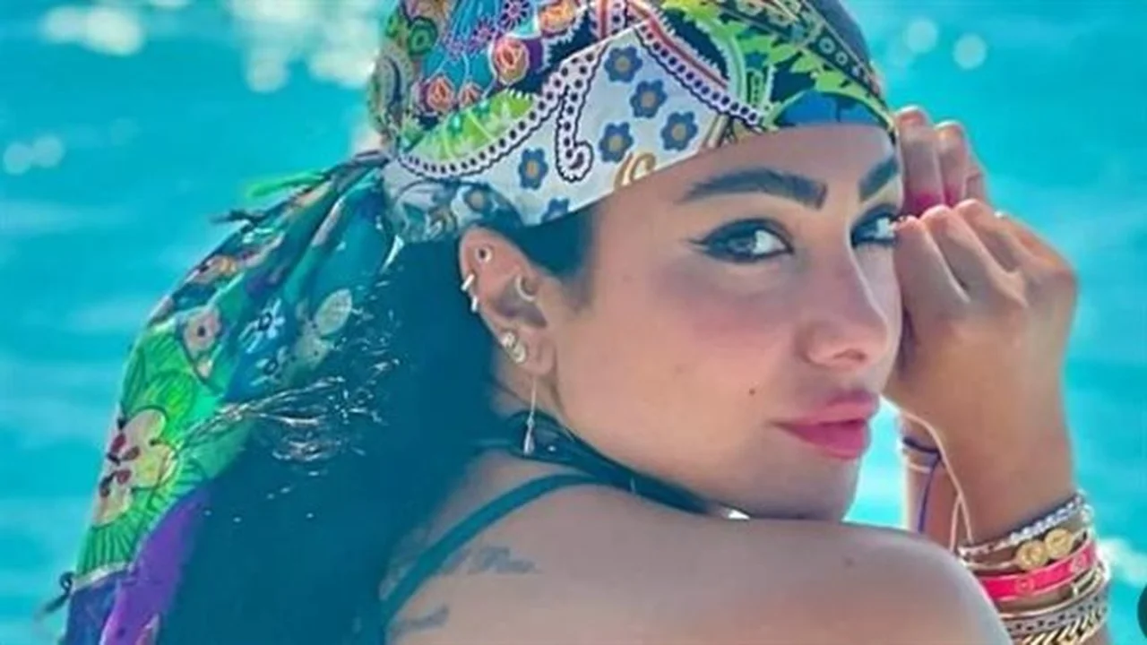 موهبة استثنائية.. ميرهان حسين تخطف الأنظار في تجارب فنية متنوعة